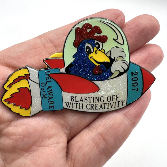 2007 Delaware Odyssey of the Mind "Blasting off W/ Creativity" Rooster Trade Pin - Picture 1 of 7